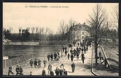 AK Thaon-les-Vosges, la Sortie des Ouvriers