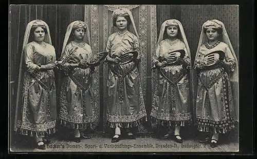 AK Dresden-Neustadt, Häcker`s Damen-, Sport- und Verwandlungsensemble, Ludwigstr. 2, Damen in Verkleidung