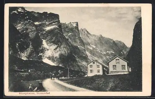 AK Horgheim /Romsdal, Strassenpartie am Ortseingang mit Blick zum Gebirge
