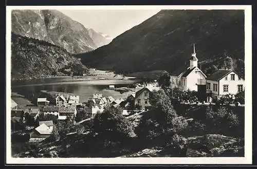 AK Hellesylt, Ortsansicht mit Kirche und Bergpanorama im Sonnenschein
