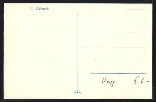 AK Hellesylt, Ortsansicht mit Kirche und Bergpanorama im Sonnenschein