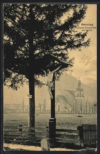 AK Sterzing, Blick von einem Wegkreuz auf Pfarrkirche und Jaufen