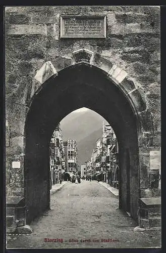 AK Sterzing, Blick durch den Stadtturm in belebte Strasse