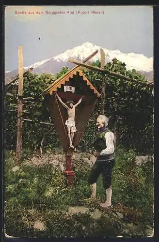 AK Meran, alter Mann steht vor einem Flurkreuz