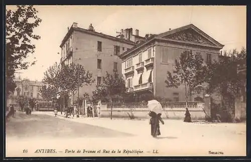 AK Antibes, Porte de France et rue de la République, Strassenbahn