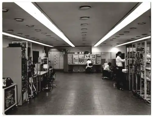 Fotografie Inge von der Ropp, Rodenkirchen, Ansicht Köln, Physikalisches Institut, technische Labor-Einrichtungen