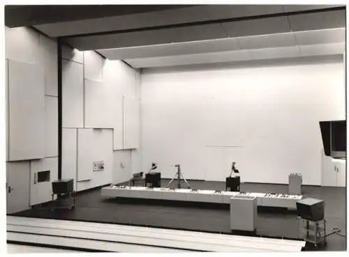 Fotografie Inge von der Ropp, Rodenkirchen, Ansicht Köln, Physikalisches Institut, Höhrsaal - Vorführsaal m. Projektoren