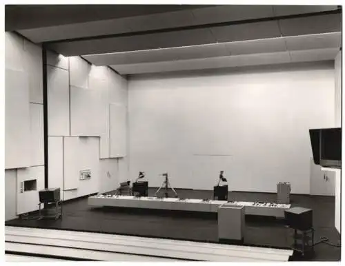 Fotografie Inge von der Ropp, Rodenkirchen, Ansicht Köln, Physikalisches Institut, Höhrsaal, Blick aus einer Sitzreihe