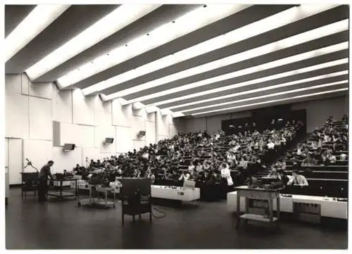 Fotografie Inge von der Ropp, Rodenkirchen, Ansicht Köln, Physikalisches Institut, Höhrsaal im Betrieb