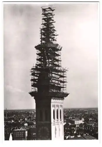 Fotografie Grete Eckert, München, Ansicht München, Baugerüst Mannesmann Leichtbau GmbH am Turm der Pfarrkirche St. Peter