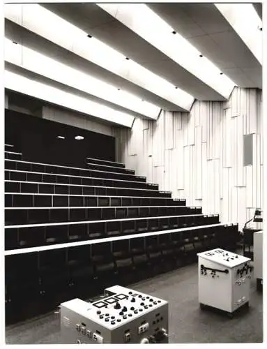 Fotografie Inge von der Ropp, Rodenkirchen, Ansicht Köln, Physikalisches Institut, technische Anlagen im Höhrsaal