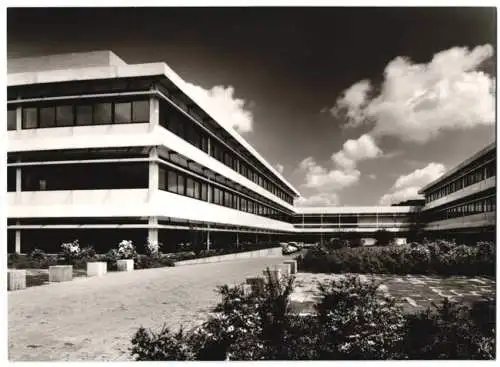 Fotografie Inge von der Ropp, Rodenkirchen, Ansicht Köln, Physikalisches Institut, Aussenansicht mit Parkplatz