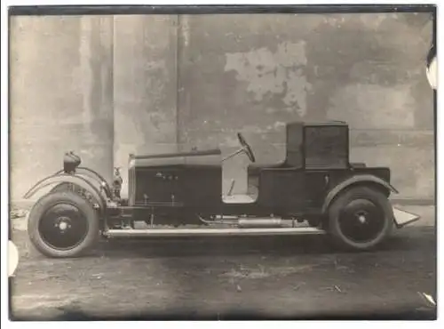 Fotografie Feuerwehr-Auto mit Pumpen-Nebenantrieb & Ventil für Feuerwehrschlauch vor dem Kühlergrill