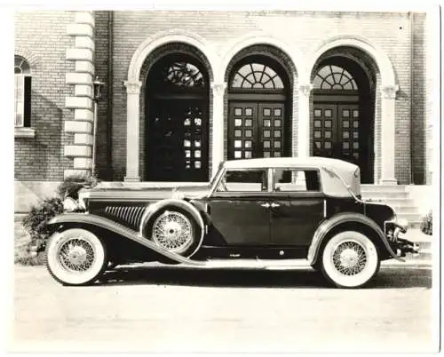 Fotografie Auto Duesenberg Cabriolet, Luxus Reisewagen mit geschlossenem Verdeck am Schloss-Eingang