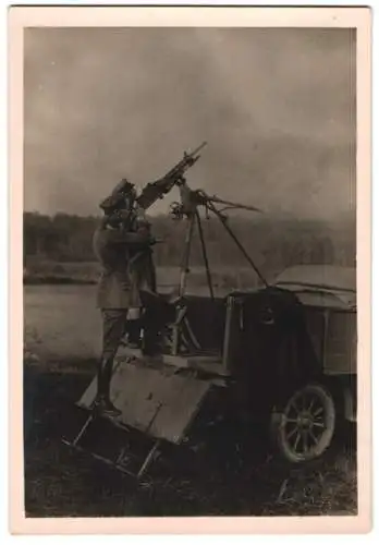 Fotografie 1.WK, FLAK-MG, Maschinengewehr auf einer Lastwagen-Pritsche in Feuerstellung