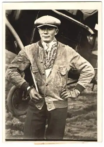 Fotografie Flugzeug-Pilot Dauerflug-Weltmeister Dale Jackson vor dem rekord-Flugzeug 1930