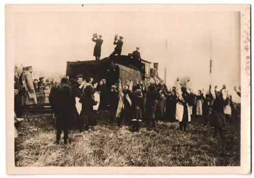 Fotografie 1.WK, Deutsche Soldaten spenden der Bevölkerung Nahrungsmittel von einer Dampflok - Lokomotive aus, Eisenbahn