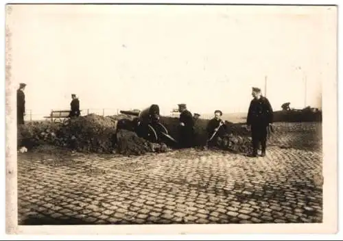 Fotografie 1.WK, Deutsche Marine-Truppen graben sich mit Geschütz an der Küste in Flandern ein