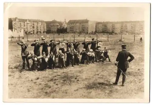 Fotografie Ansicht Berlin-Schmargendorf, Kriegsfreiwillige werden beim Umgang mit dem Gewehr geschult, 1.WK