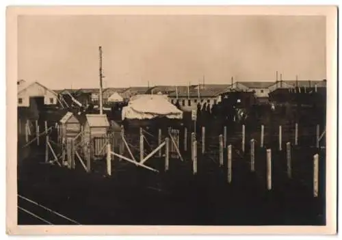 Fotografie 1.WK, J. H. Hennings & Co., Hamburg, Kriegsgefangenenlager, POW Camp, Sperrgelände mit Baracken