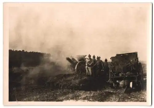 Fotografie 1.WK, J. H. Hennings & Co., Hamburg, Deutsche Artillerie in Feuerstellung, lächelnder Offizier neben Geschütz