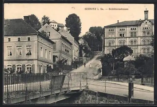 AK Sebnitz i. Sa., Schützenstrasse mit Bergschloss-Brauerei Th. Rohleder, Brücke und Abzweig