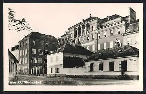 AK Wien, Strebersdorf, Ortspartie am Gemeindebau