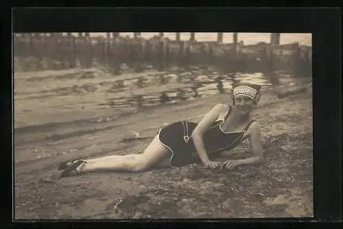 Foto-AK Junges Mädchen im Badeanzug an einem Ufer