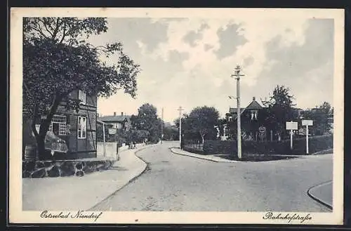 AK Niendorf /Ostsee, Bahnhofstrasse mit Abzweig