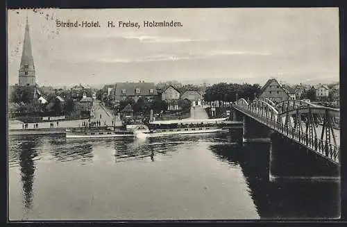 AK Holzminden, Panorama mit Weserbrücke und Dampfer, mit Strand-Hotel H. Freise