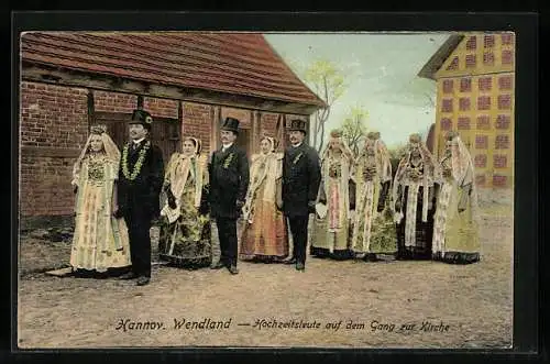 AK Hannov. Wendland, Hochzeitsleute auf dem Gang zur Kirche