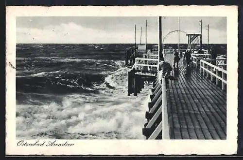 AK Arendsee /Ostsee, Auf der Seebrücke