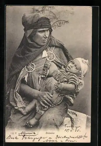 AK Bedouine, Beduinin mit Kind