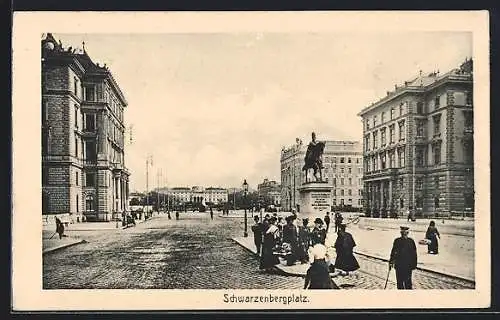 AK Wien, Schwarzenbergplatz mit Passanten vor dem Denkmal