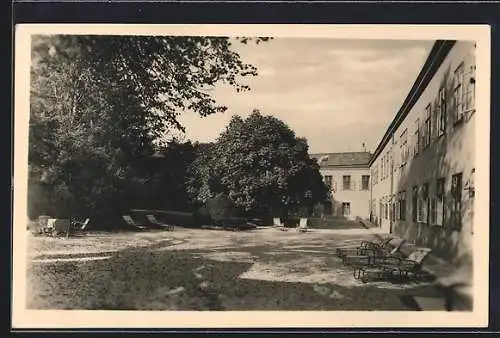 AK Wien, Mauer, Das Erholungsheim RDB Haus am Wienerwald, der Innenhof, Waldgasse 16