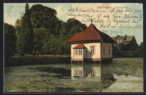 AK Stadthagen, Schlossgarten, Teichpartie mit Haus im Wasser