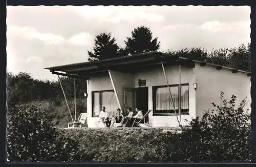 AK Polle /Oberweser, Holiday-Park, Familie vor ihrem Ferienhäuschen