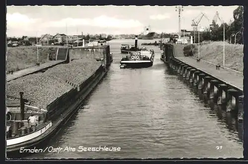 AK Emden /Ostfr., Boote an der alten Seeschleuse