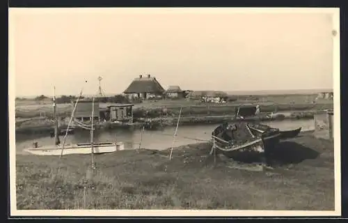 Foto-AK Hohwacht, Uferpartie mit Segelboot