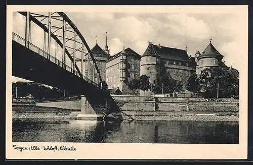 AK Torgau /Elbe, Schloss mit Flusspartie und Brücke