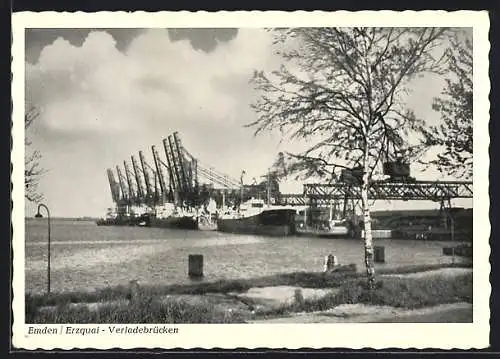 AK Emden / Ostfriesland, Blick auf die Erzquai-Verladebrücken