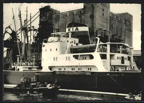 AK Emden / Ostfriesland, Frachtschiff am Getreidesilo