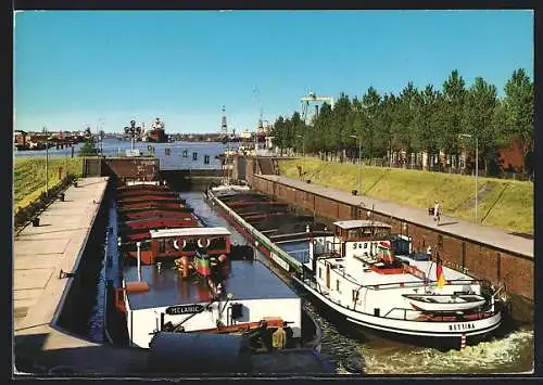 AK Emden / Ostfriesland, Grosse Seeschleuse am Hafen