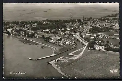 AK Tönning /Eider, Ortsansicht mit Hafen vom Flugzeug aus