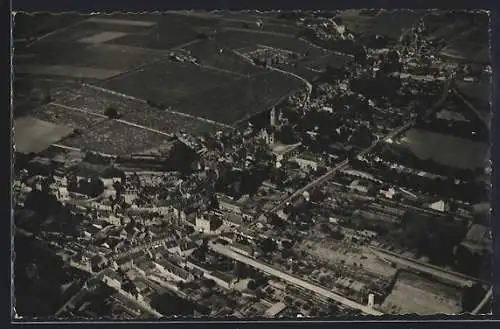 AK Vouvray /I.-et-L., Vue générale avec la Mairie et l`Église