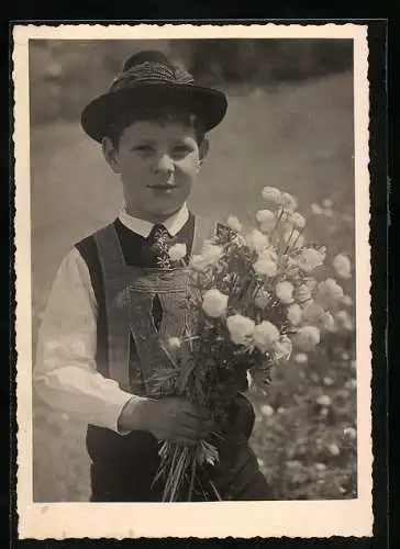 AK Meran, Junge in Tracht mit Blumenstrauss in der Hand