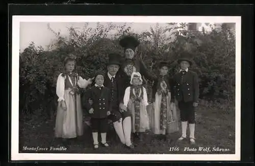 AK Montafon, Familie in Festtagstracht im Garten