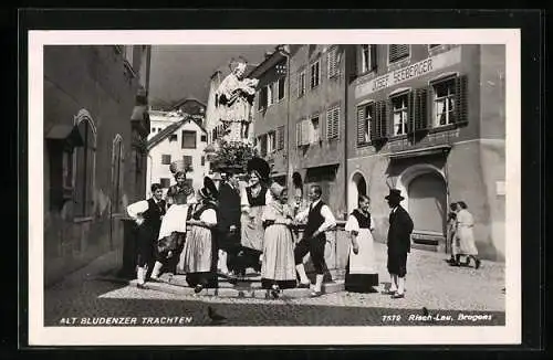 AK Bludenz, Alt Bludenzer Trachten, Frauen und Männer am Brunnen vor Pension von Josef Seeberger