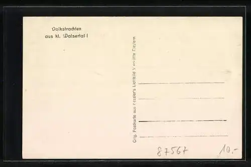 AK Kl. Walsertal, Gruppe in Festtracht vor einem Haus