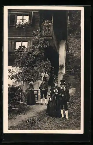 AK Vorarlberg, Trachtengruppe vor einem Haus